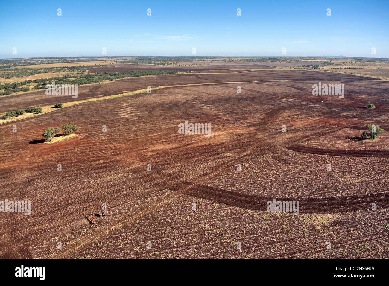 Aérea de tierras cultivadas lista para la siembra de cultivos de gran tamaño. Autopista Peak Downs cerca de Clermont Queensland Australia Foto de stock