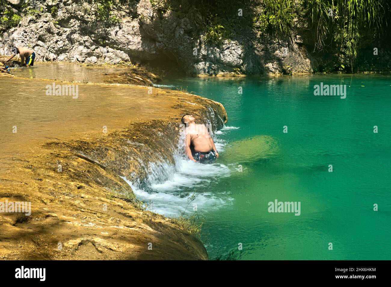 Los turistas disfrutan de las hermosas piscinas de Semuc Champey, Río Cabohon, Lanquin, Alta Verapaz, Guatemala Foto de stock