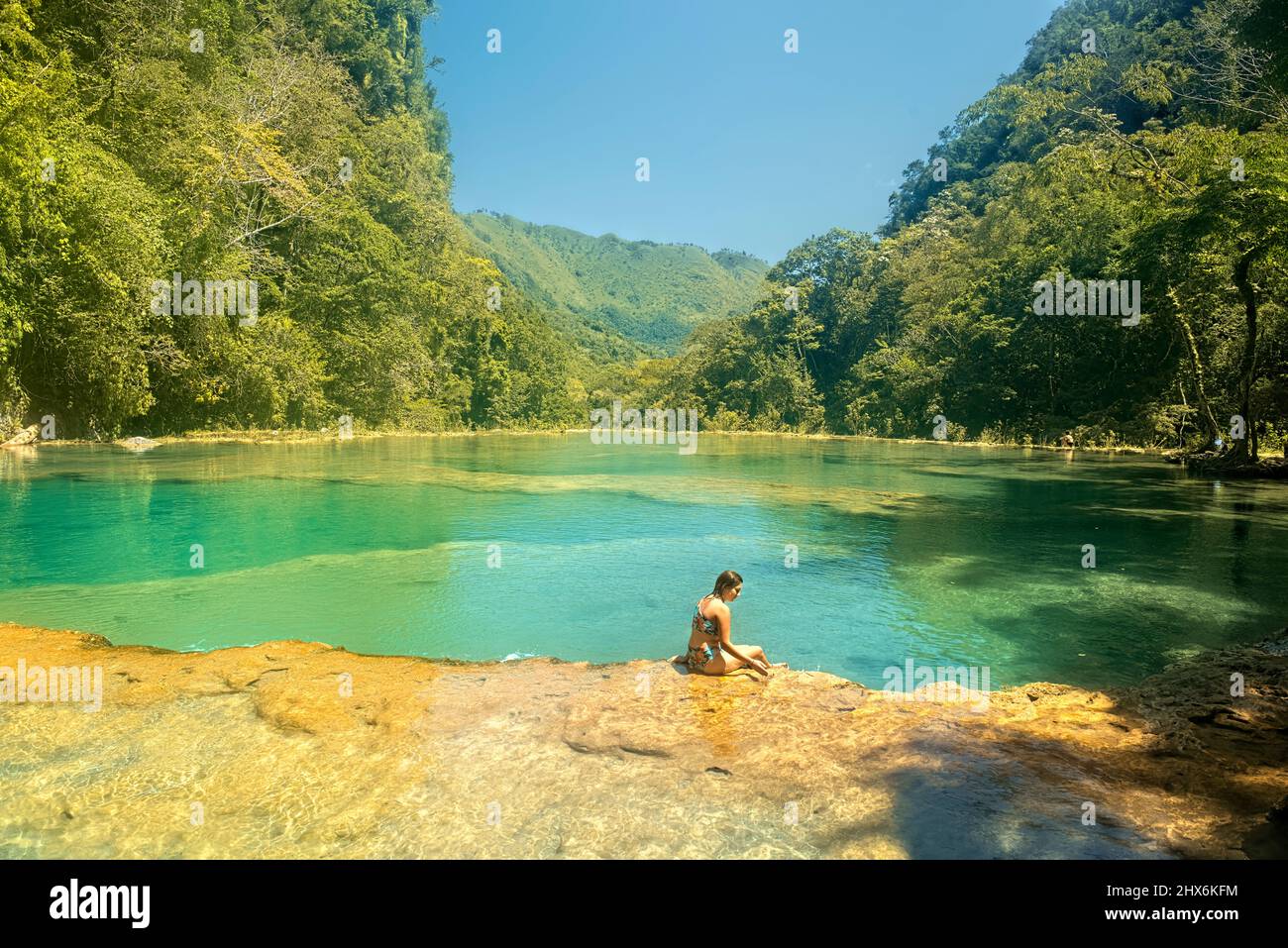 Turismo disfrutando de las hermosas piscinas de Semuc Champey, Río Cabohon, Lanquin, Alta Verapaz, Guatemala Foto de stock