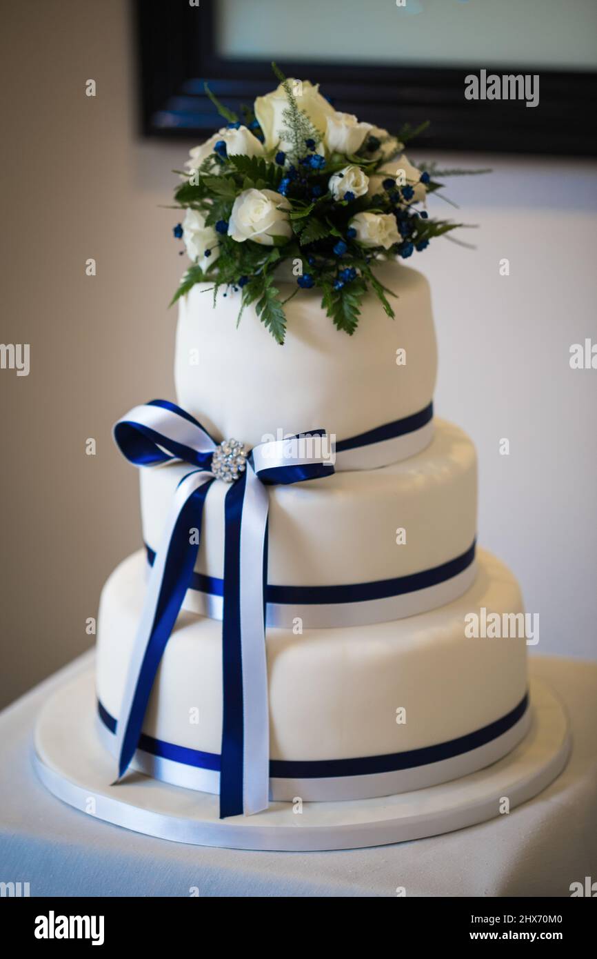 Pastel de boda simple blanco y azul marino de 3 niveles Fotografía de stock  - Alamy