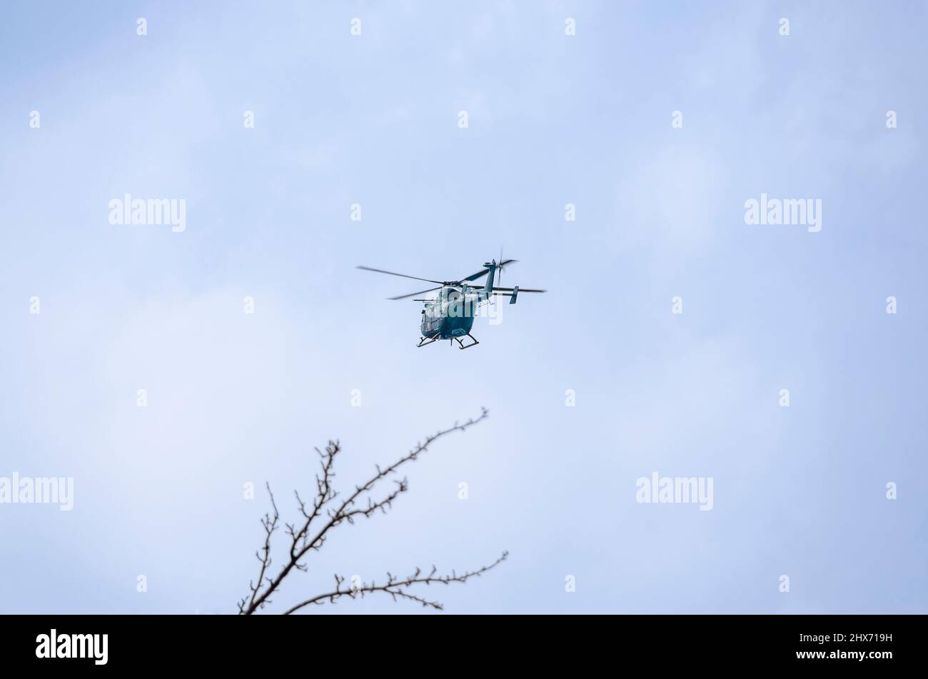 Un helicóptero Dhruv ligero avanzado del ejército indio de bajo vuelo. El helicóptero y su piloto son parte del Cuerpo de Aviación del Ejército Indio. Foto de stock