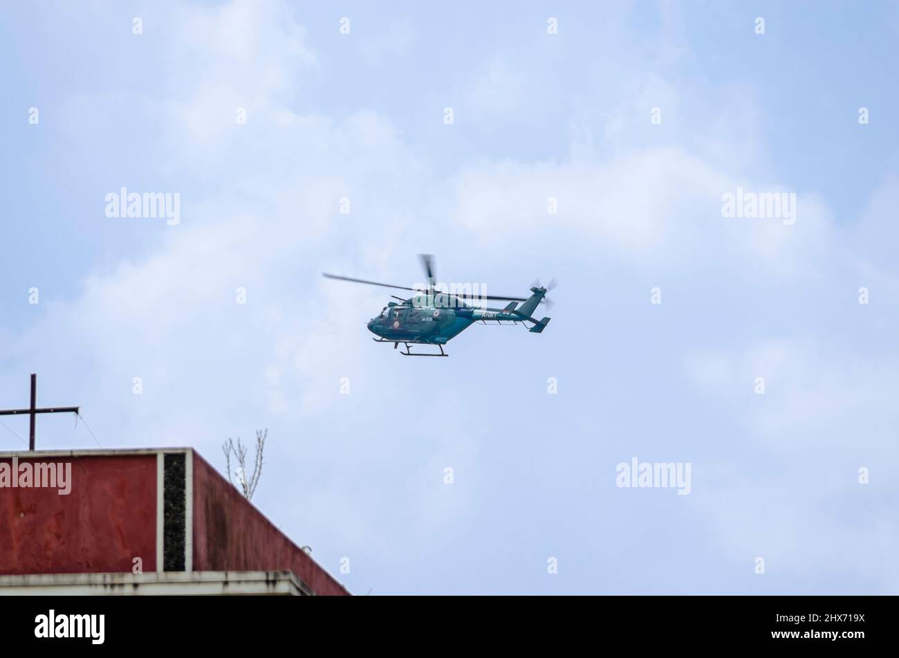 Un helicóptero Dhruv ligero avanzado del ejército indio de bajo vuelo. El helicóptero y su piloto son parte del Cuerpo de Aviación del Ejército Indio. Foto de stock