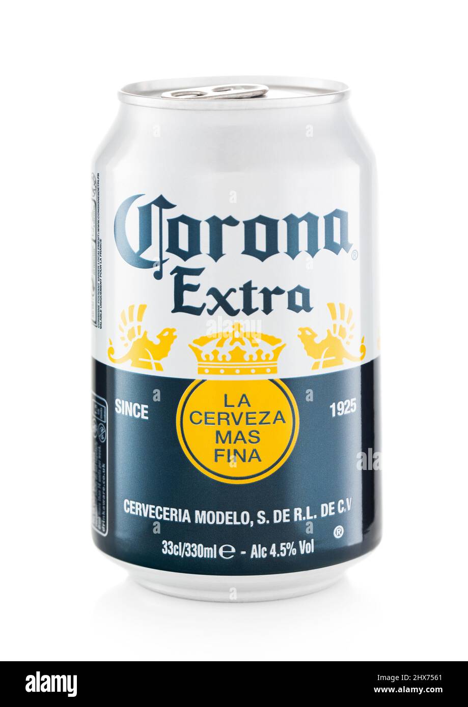 LONDRES, Reino Unido - FEBRERO 01,2022: Corona Extra Mexicana cerveza lager  en lata de aluminio sobre blanco Fotografía de stock - Alamy