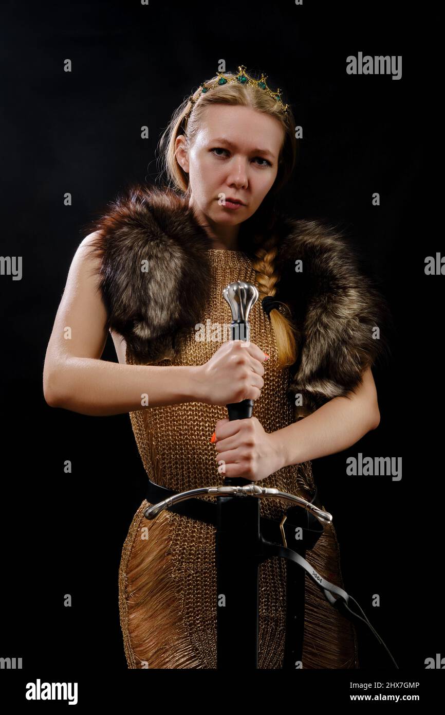 a la deriva césped Migración Retrato de una mujer vikinga en una ropa nórdica tradicional sobre fondo  negro Fotografía de stock - Alamy