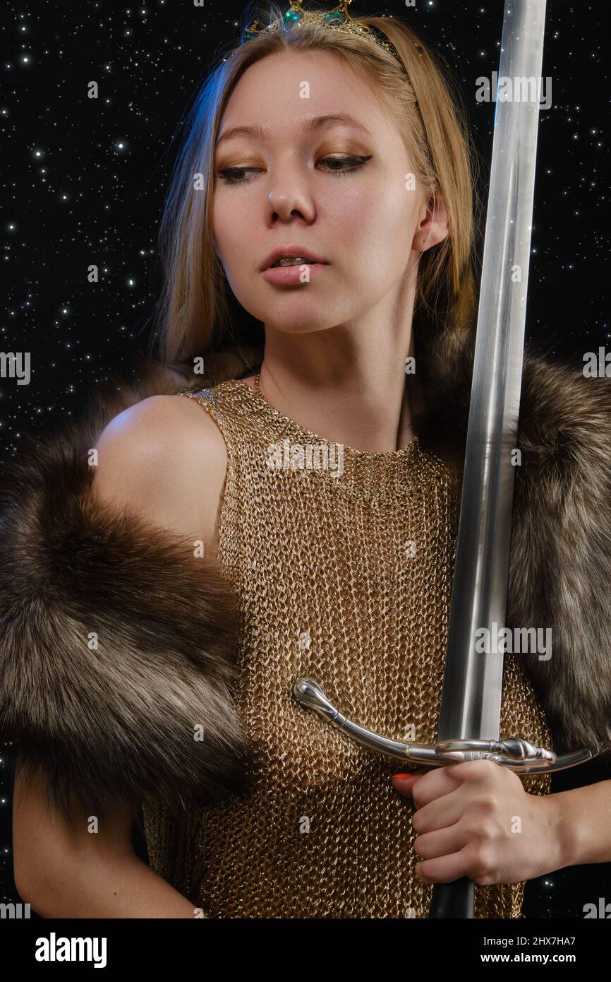 Retrato una mujer vikinga en una ropa nórdica tradicional sobre fondo de estrellas Fotografía de - Alamy