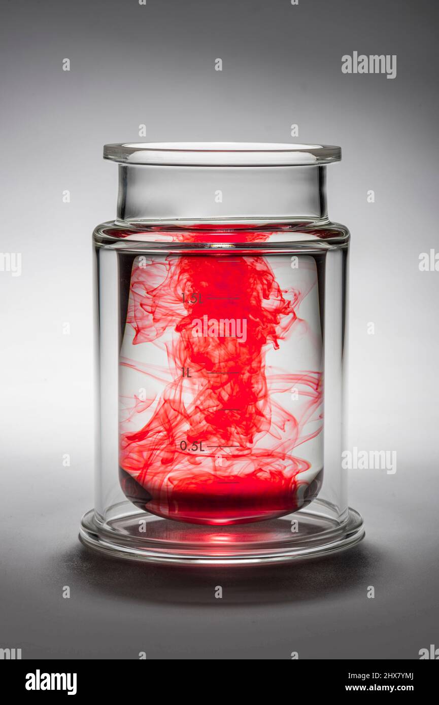 Vaso de precipitados de doble pared con líquido rojo, EE. UU Foto de stock