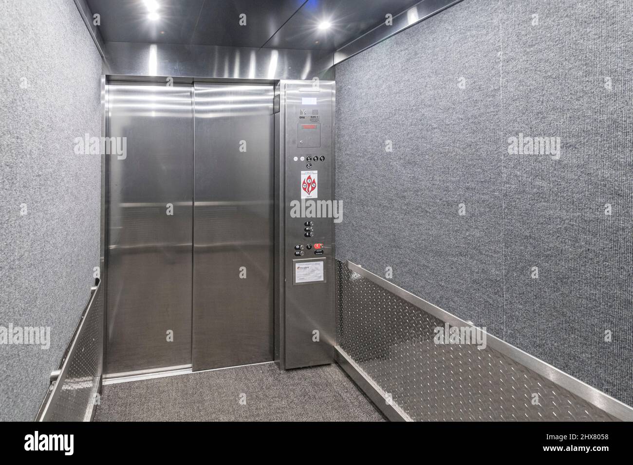 Disparo vertical de un coche en un elevador hidráulico de rampa en un  centro de servicio Fotografía de stock - Alamy