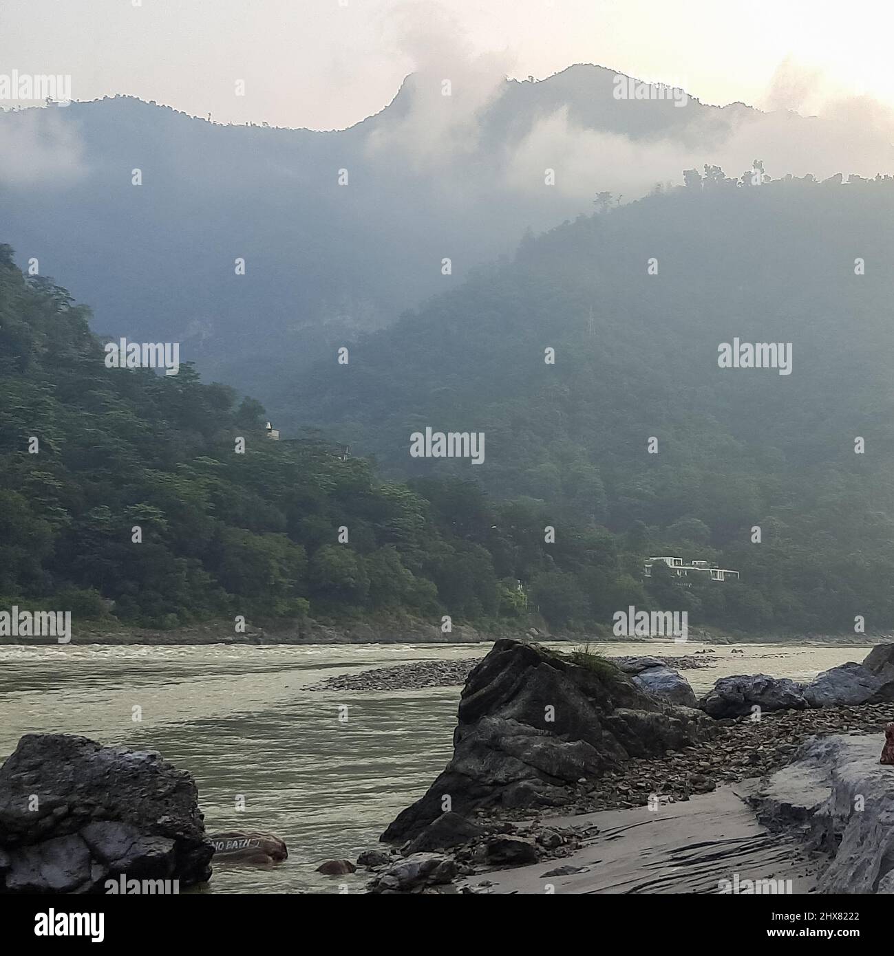 Vista de la mañana en la playa DE GOA situada en Rishikesh Uttarakhand cerca de Laxman Jhula, vista limpia del río Ganga en Rishikesh durante la mañana temprano, Mundo Foto de stock