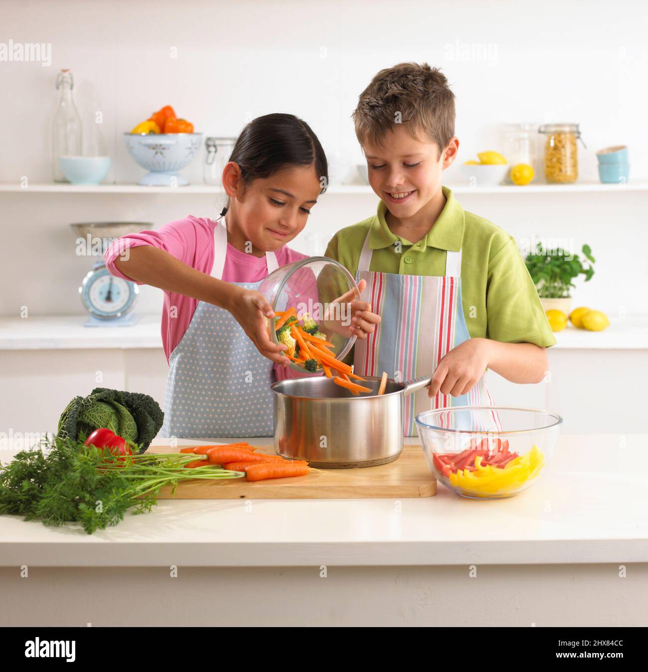 Sonriente niño y niña preparando comida en la cocina Fotografía de stock -  Alamy