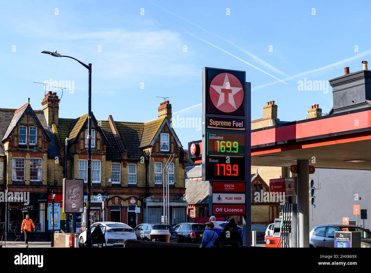Aumento de los precios del combustible debido a la invasión rusa de Ucrania en 2022 - Herne Bay, Kent, Reino Unido Foto de stock