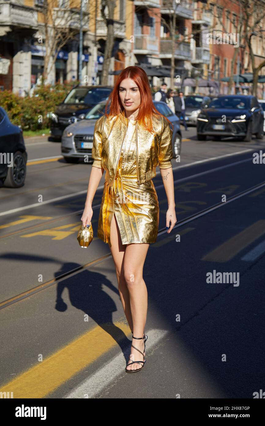 Vestido dorado metalizado fotografías e imágenes de alta resolución - Alamy