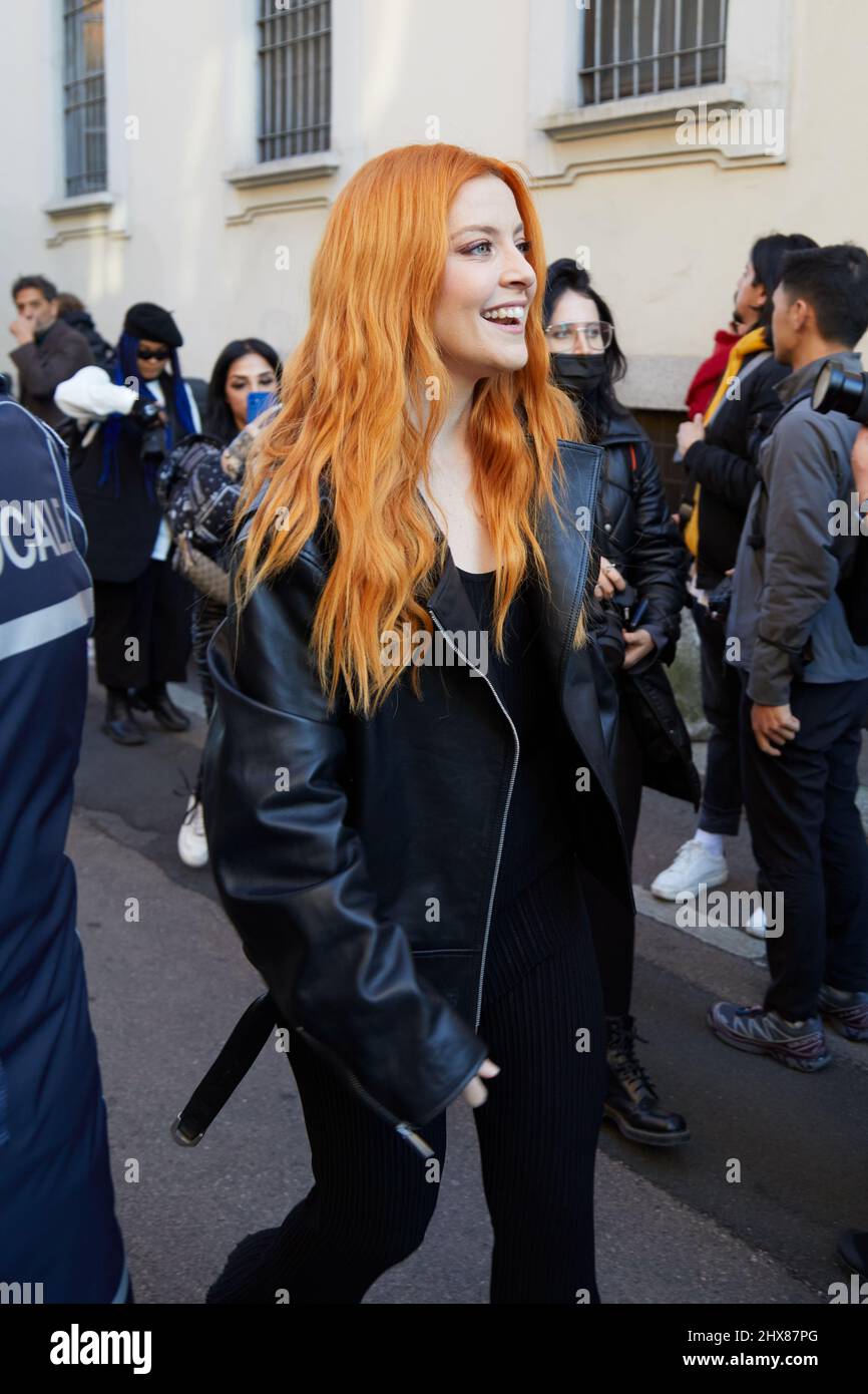 MILÁN, ITALIA - 23 DE FEBRERO de 2022: Cantante Noemi con chaqueta de cuero  negro antes de Alberta Ferretti desfile de moda, Milan Fashion Week estilo  calle Fotografía de stock - Alamy