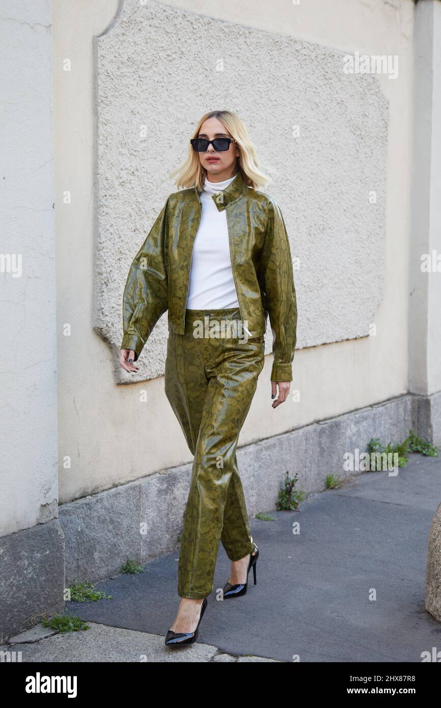 MILÁN, ITALIA - 23 DE FEBRERO de 2022: Candela Pelizza con chaqueta y  pantalón de cuero de serpiente verde antes de Alberta Ferretti desfile de  moda, Milan Fashion Wee Fotografía de stock - Alamy