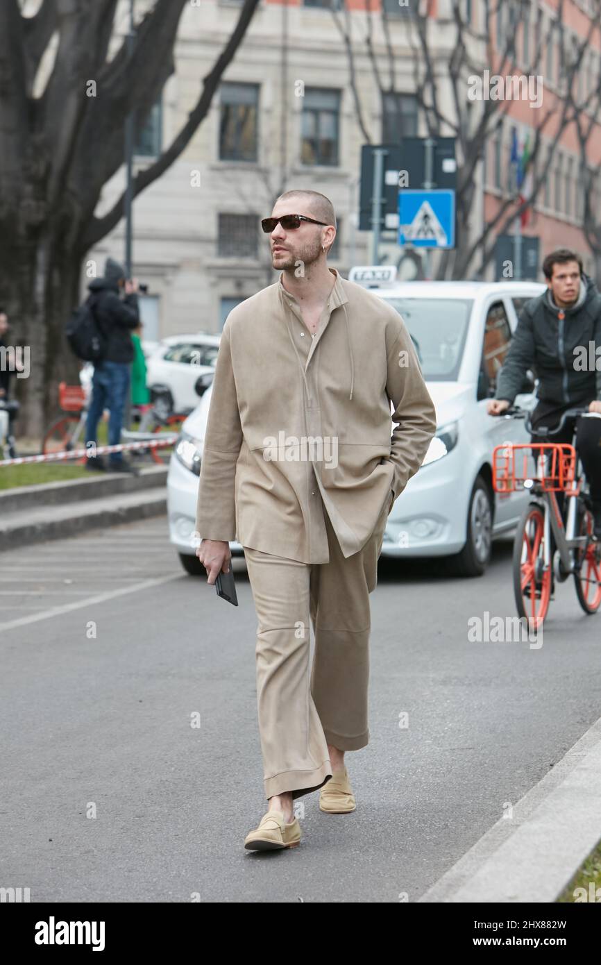 MILÁN, ITALIA - 24 DE FEBRERO de 2022: Hombre con chaqueta y pantalón en  piel de ante