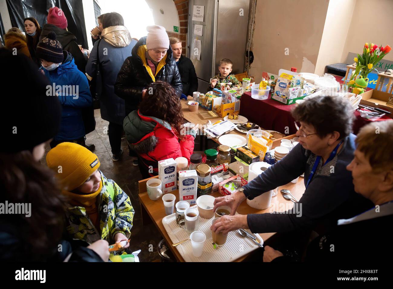 , Gdansk, Polonia. 10th Mar, 2022. Familia ucraniana vista en la Casa de los Scouts en Gdansk. En la Casa Scout de Gdansk se ha abierto un punto de acogida para refugiados de Ucrania. La gente necesita encontrar alojamiento en el Voivodato Pomeraniano. Gracias a la ayuda de los scouts, los ucranianos pueden comer una comida caliente, recibir ropa y productos de higiene. Hasta la fecha, se calcula que más de 1,5 millones de refugiados que escapan de Ucrania asolada por la guerra han llegado a Polonia. Crédito: SOPA Images Limited/Alamy Live News Foto de stock