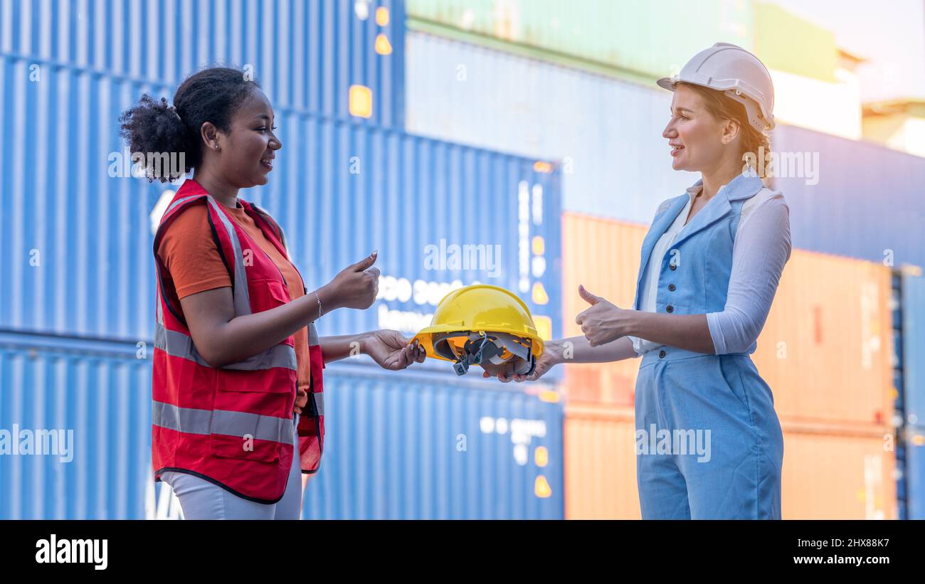 Mujer Afroamericana Obtener Casco De Seguridad De La Mujer Ceo Almacén De Contenedores De Carga 9187