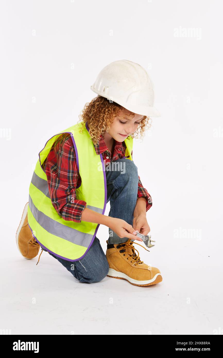 Retrato de un carpintero de niño sonriente con un mono de trabajo