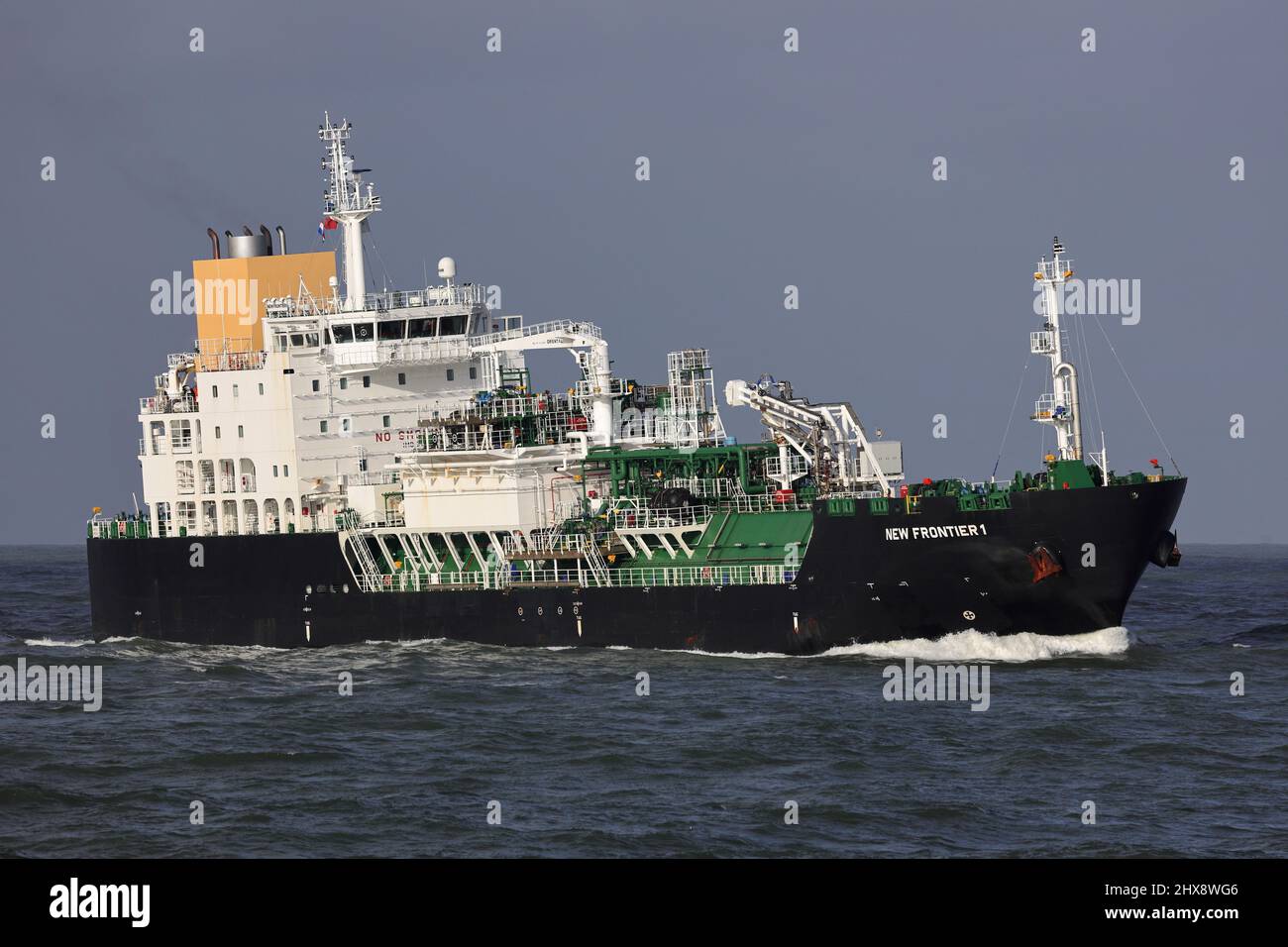 El petrolero LNG New Frontier 1 llega al puerto de Rotterdam el 30 de enero de 2022. Foto de stock