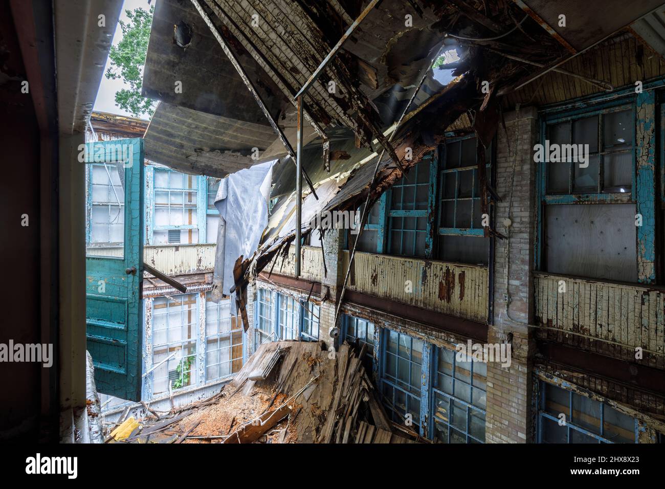 Techo colapsado dentro de un edificio abandonado. Foto de stock