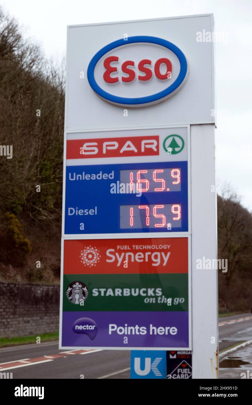 Los precios de la gasolina en la estación de Esso firman sin plomo 165,9 por litro de diesel 175,9 por litro el 10 de marzo de 2022 en Carmarthenshire Wales Reino Unido KATHY DEWITT Foto de stock