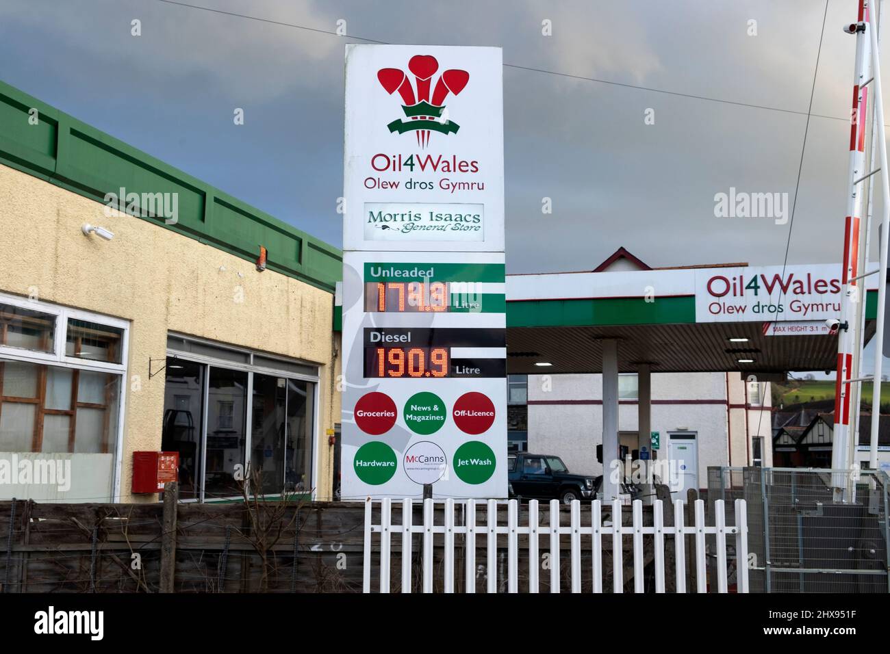 Precios de la gasolina Oil4Wales signo sin plomo 174,9 por litro diesel 190,9 por litro el 10th de marzo de 2022 en Carmarthenshire rural Wales Reino Unido KATHY DEWITT Foto de stock