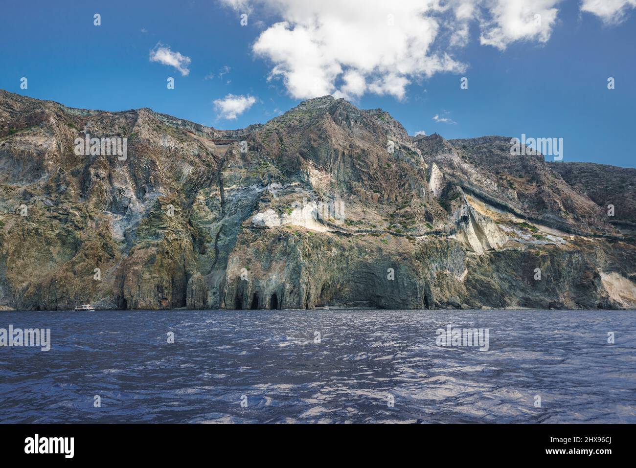 Acantilado de la isla PANTELLERIA en el mar mediterráneo vista en barco. Sicilia, italia. Foto de stock