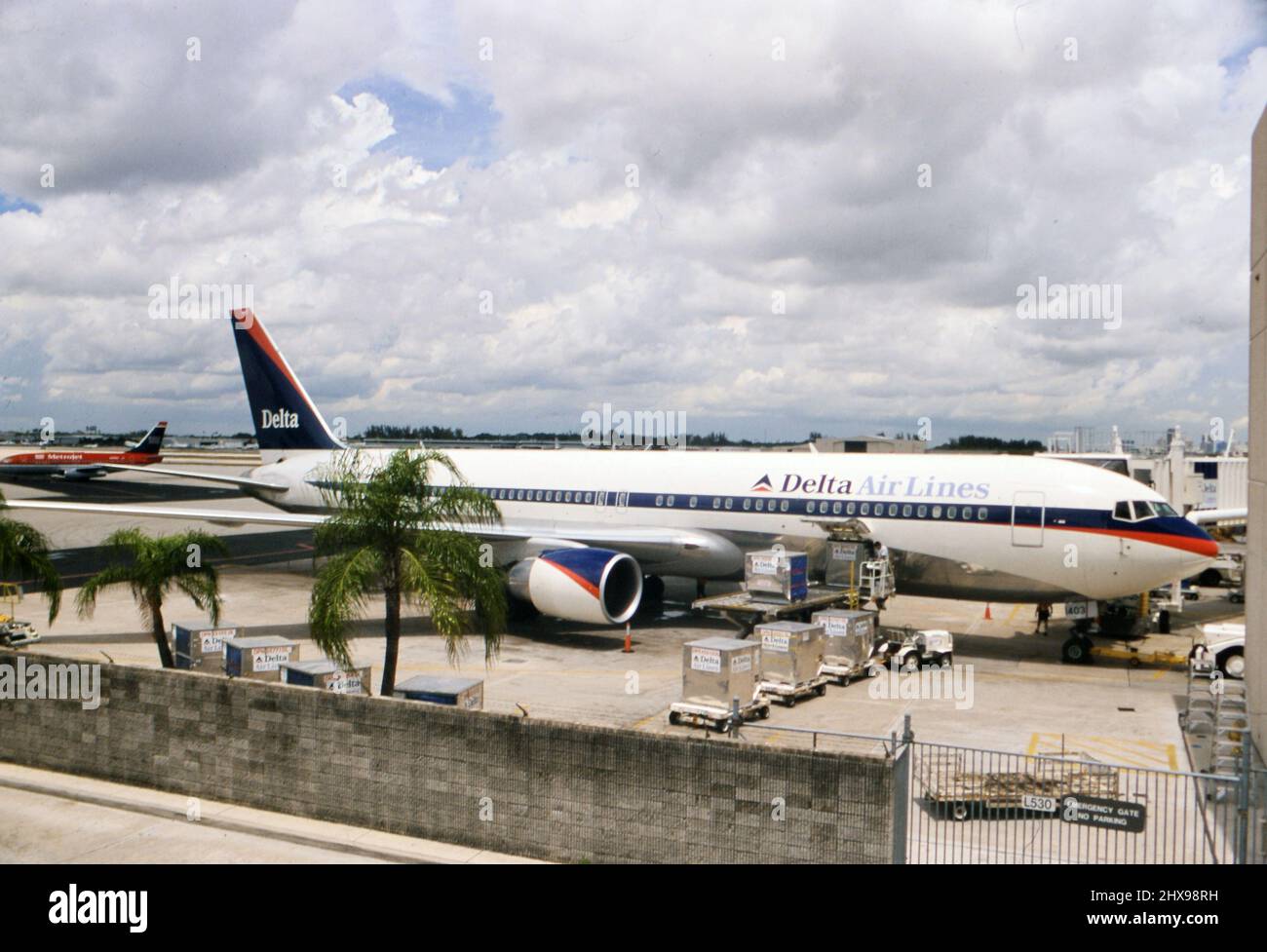 Un avión Delta Airlines Jet que se carga con equipaje en un aeropuerto no  identificado, un avión Metrojet en el fondo ca. 2000 Fotografía de stock -  Alamy