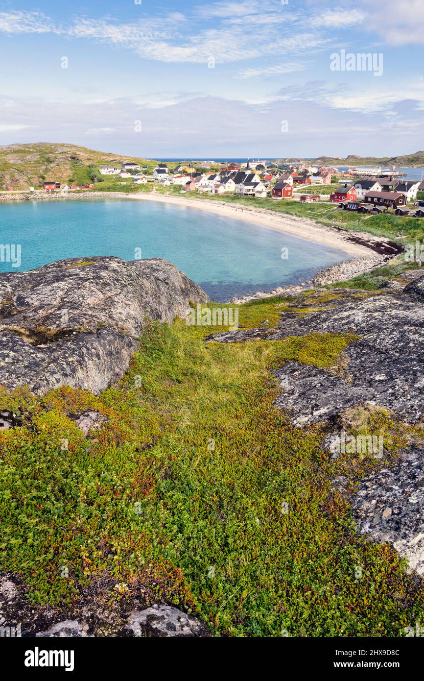 Vista de la aldea de pescadores Bugoynes (Pykeija), Varangerfjord, Noruega Foto de stock