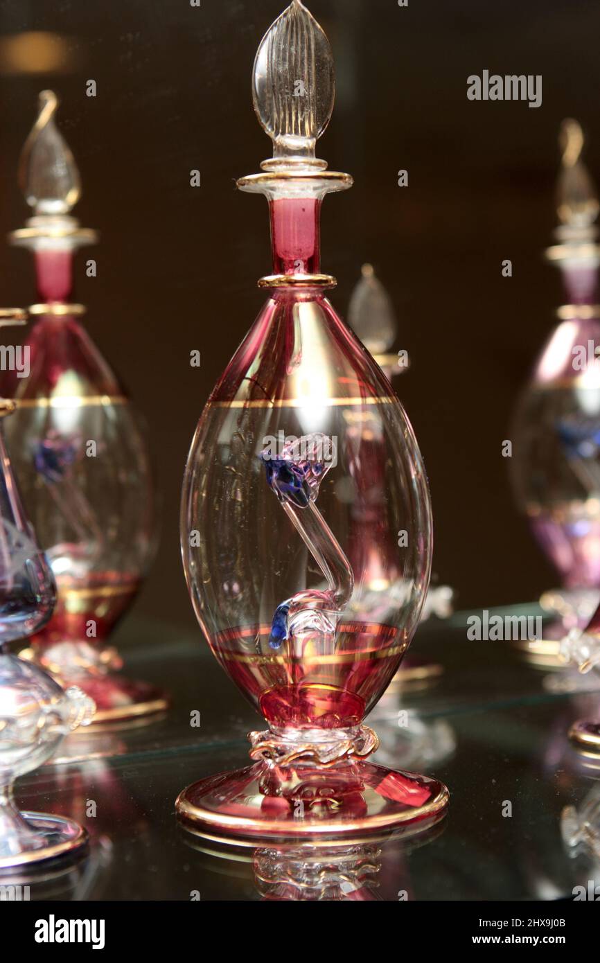 Aceite de perfume a la venta en una tienda egipcia Fotografía de stock -  Alamy