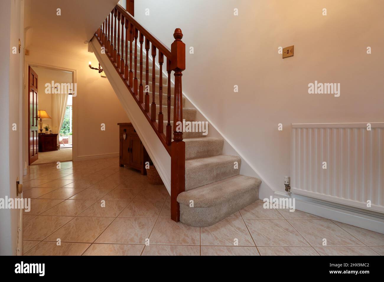 Escalera y pasillo en una casa de decoración clásica Foto de stock