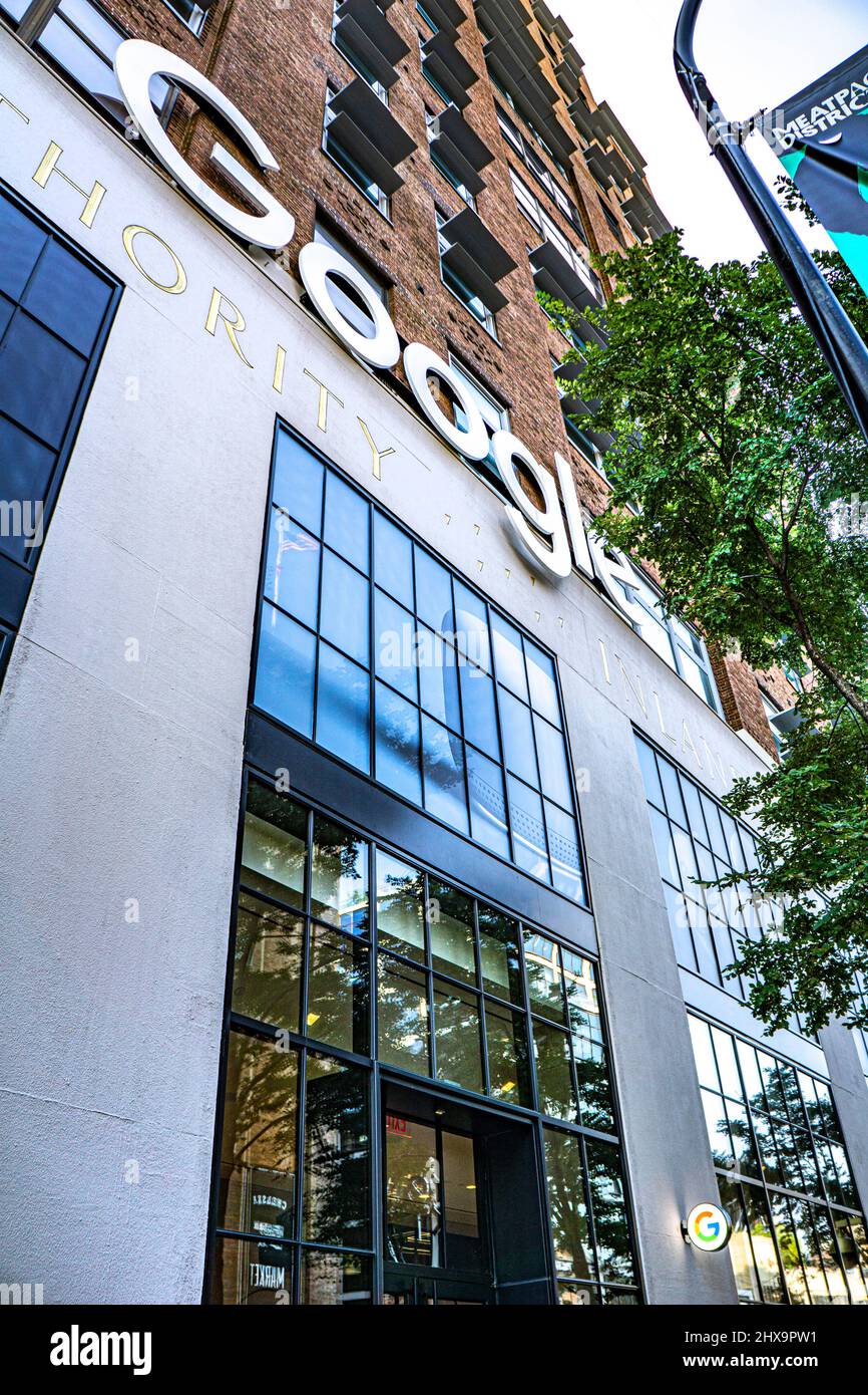 Google Building and Sign, vista de ángulo bajo, Nueva York, Nueva York, Estados Unidos Foto de stock