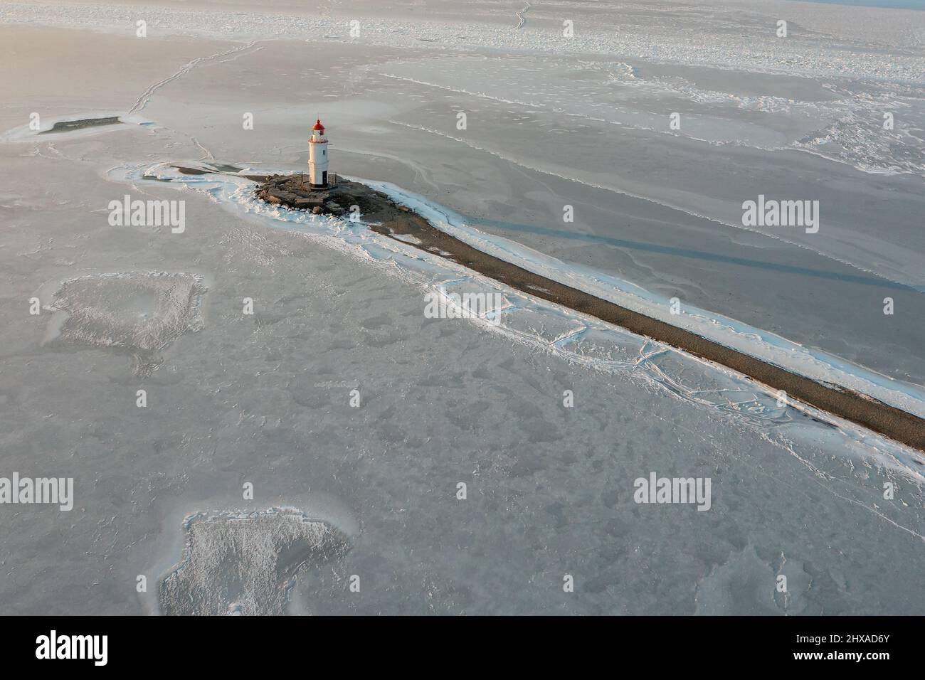 El faro del mar en la piedra escupir Tokarevskaya Koshka, en invierno, Vladivostok, Rusia. Vista superior Foto de stock