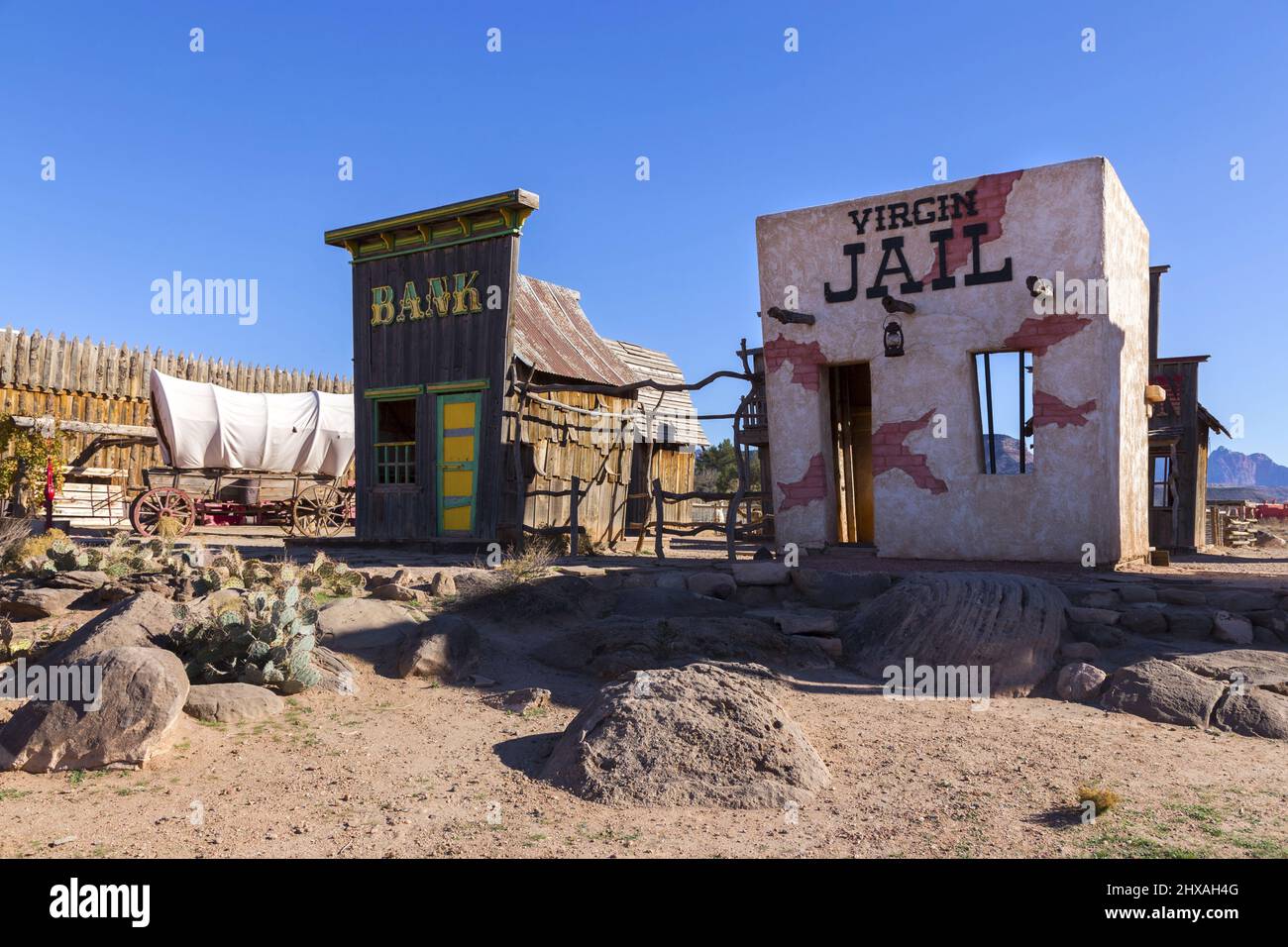 Old Vintage Wild West Frontier Town Trading Post o Zion Fort con Banco, edificios de cárcel y Stage Coach Wagon en Virgin, Utah, EE.UU. Foto de stock