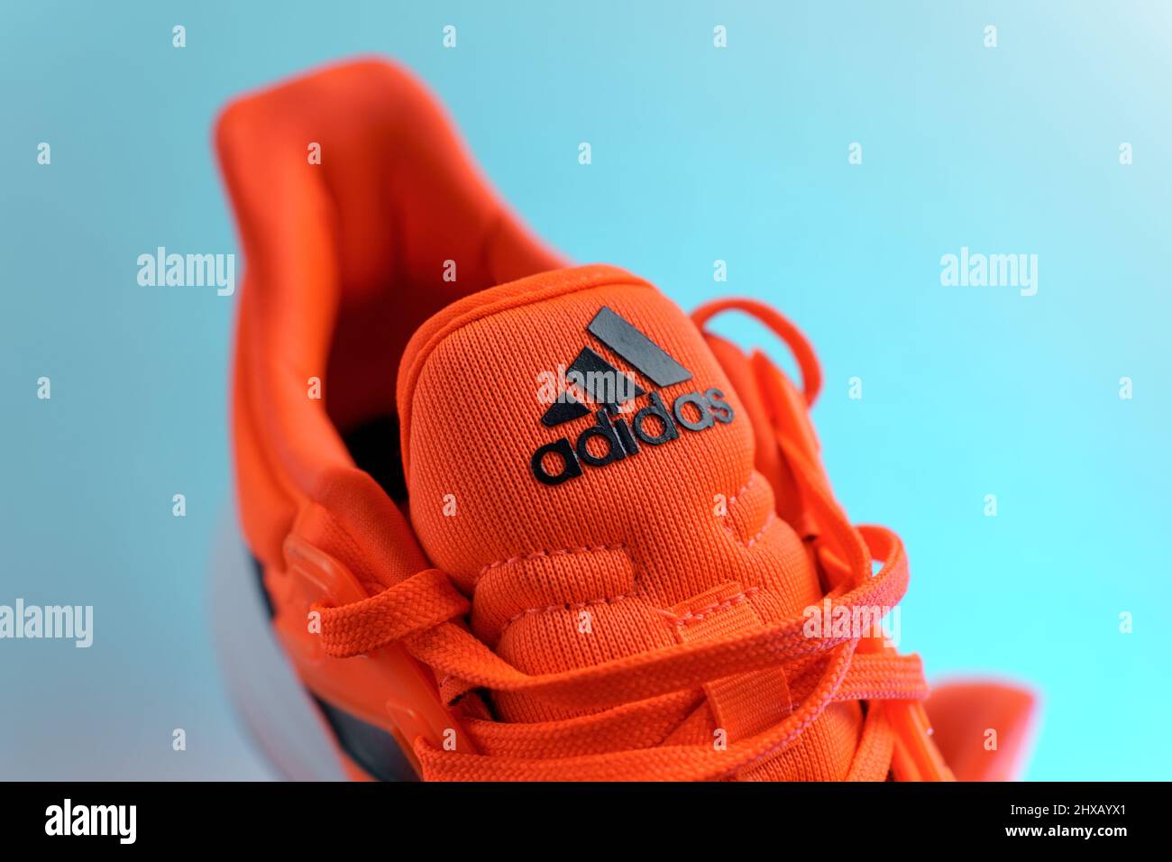 Tyumen, Rusia-13 de noviembre de 2021: Nuevas zapatillas Adidas en color  naranja. El modelo está fabricado con materiales reciclados Fotografía de  stock - Alamy