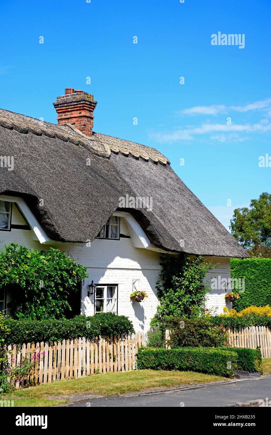 Bonita casa de campo tradicional de paja encalada inglesa en el centro del pueblo, Kings Bromley, Staffordshire, Inglaterra, Reino Unido, Europa. Foto de stock
