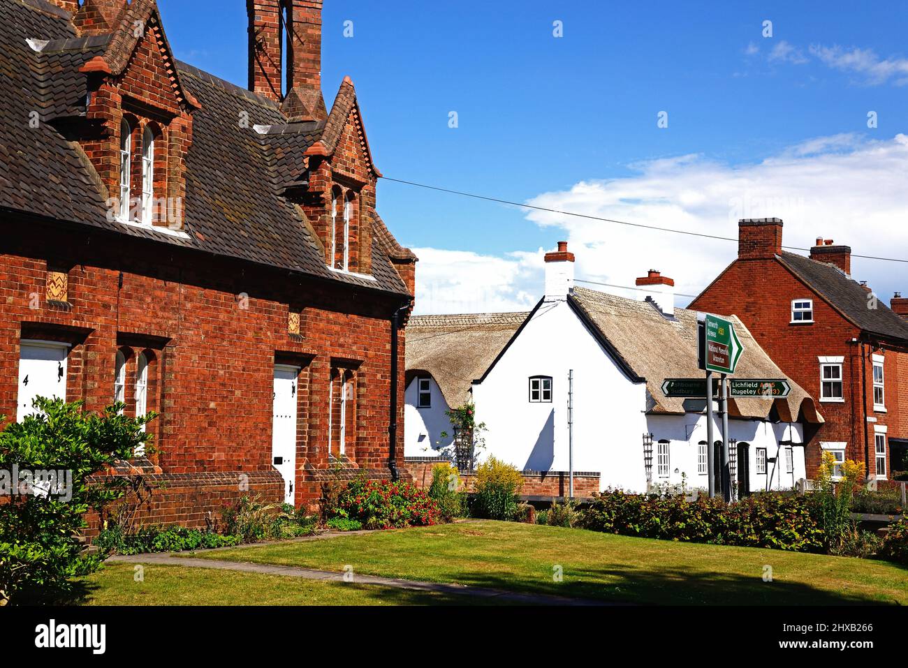 Bonitos edificios ingleses tradicionales en el centro del pueblo, Kings Bromley, Staffordshire, Inglaterra, Reino Unido, Europa. Foto de stock
