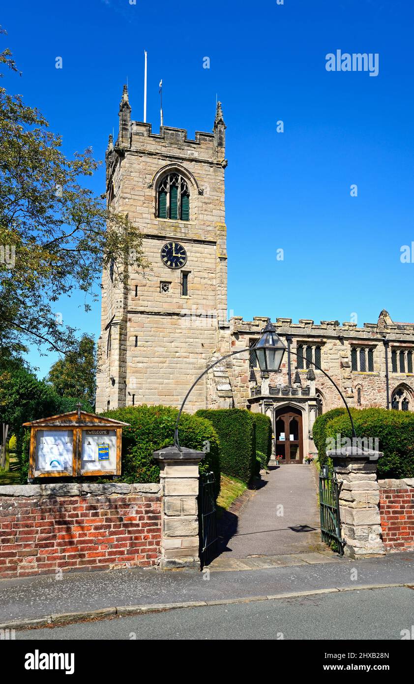 Entrada a la Iglesia de Todos los Santos a lo largo de Church Lane, Kings Bromley, Staffordshire, Inglaterra, Reino Unido, Europa. Foto de stock
