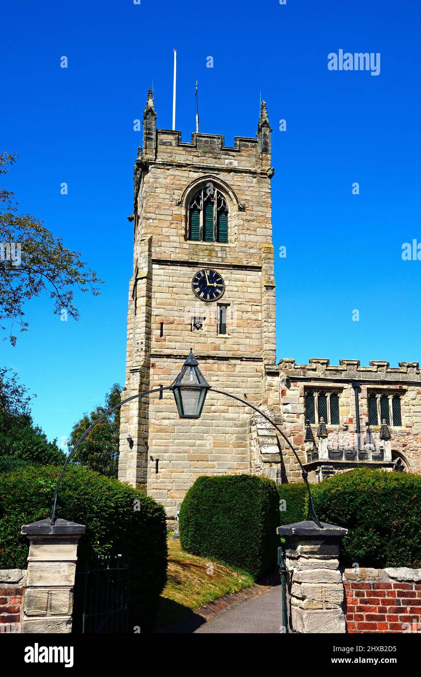 Iglesia de Todos los Santos con un arco de entrada en primer plano a lo largo de Church Lane, Kings Bromley, Staffordshire, Inglaterra, Reino Unido, Europa. Foto de stock