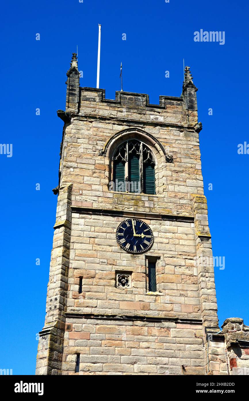 Vista de la torre del reloj de la Iglesia de Todos los Santos a lo largo de Church Lane Foto de stock