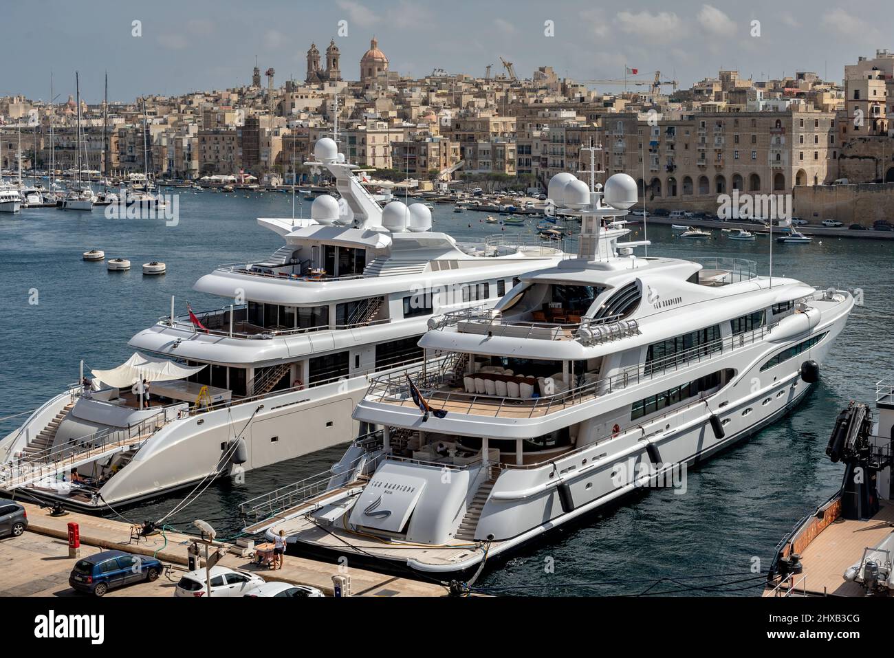 Los 212 pies super yate de lujo Mar Rhapsody, y 240 ft Plan B, atracó en Dockyard Creek, en la Valletta Grand Harbour. Foto de stock