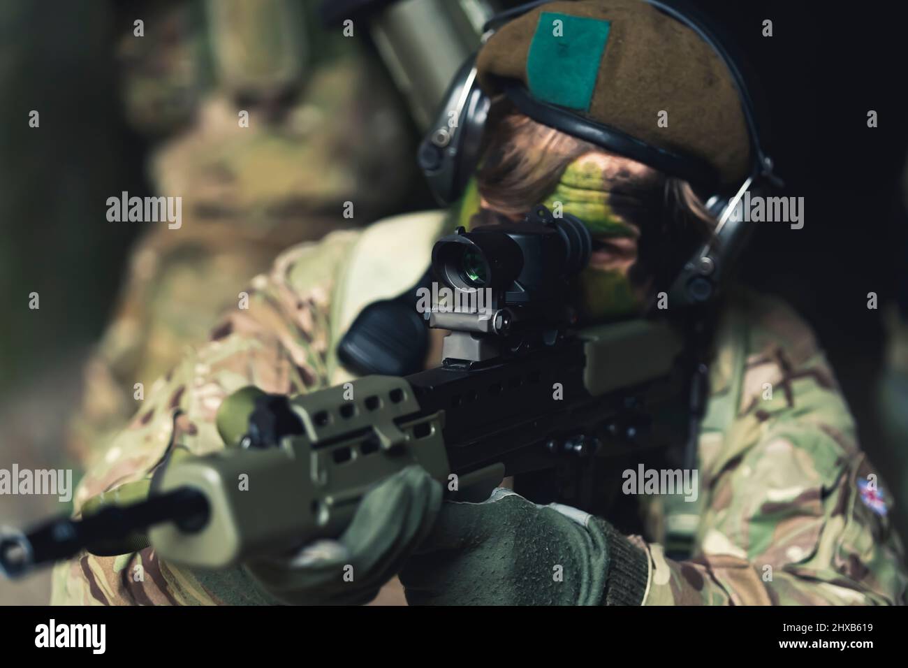 Robusto agarre que sostiene un smg automático durante el entrenamiento como soldado novato . Fotografías de alta calidad Foto de stock