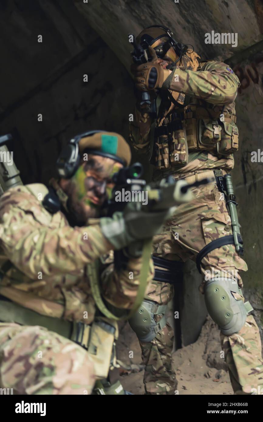 Rodeado de soldados intimidantes completamente armados con rifles . Fotografías de alta calidad Foto de stock