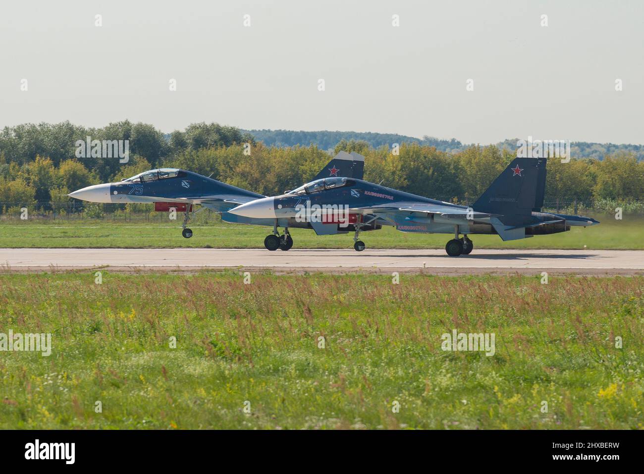 ZHUKOVSKY, RUSIA - 30 DE AGOSTO de 2019: Dos combatientes rusos pesados multiuso Su-30SM en la pista en un día soleado Foto de stock