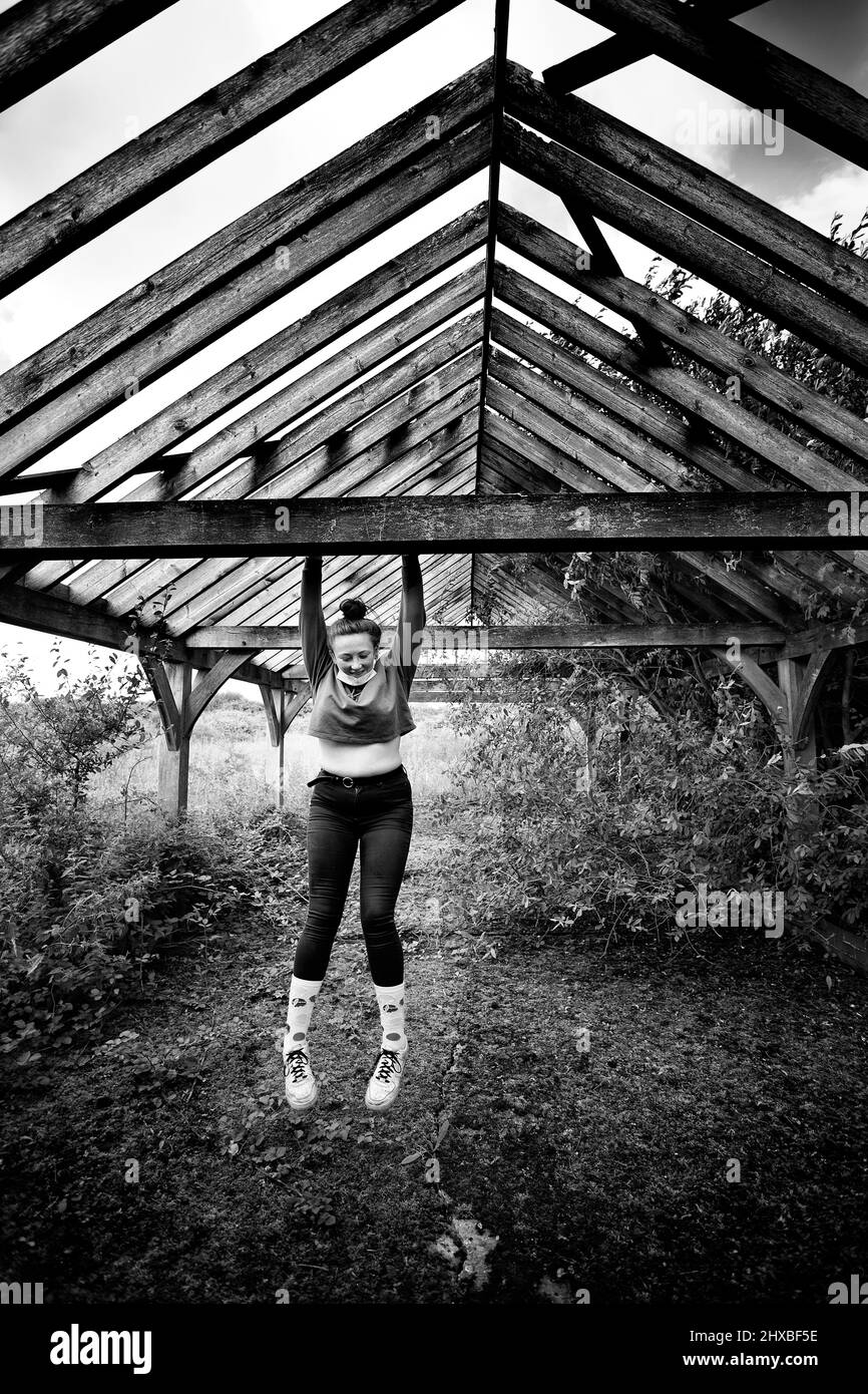 Un adolescente jugando en un edificio abandonado en el Reino Unido Foto de stock