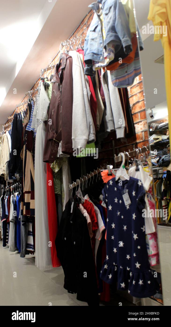 Náutico bostezando Gruñido Vistosos vestidos para mujer en las perchas de una tienda, enfoque  selectivo con borrosidad y luz Fotografía de stock - Alamy