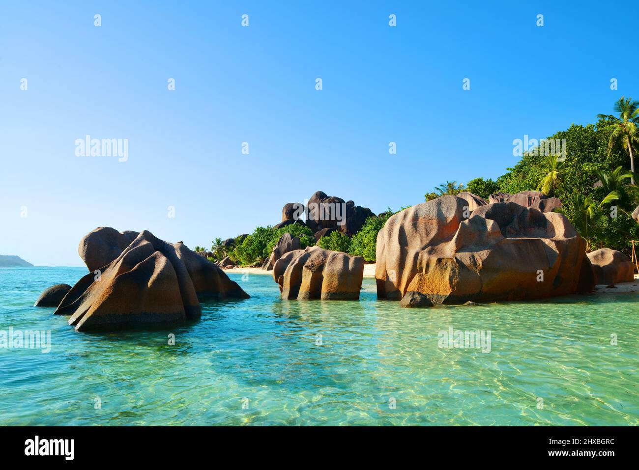 Hermosa playa Anse Source d'Argent con grandes rocas de granito en el día soleado. Isla la Digue, Seychelles. Foto de stock