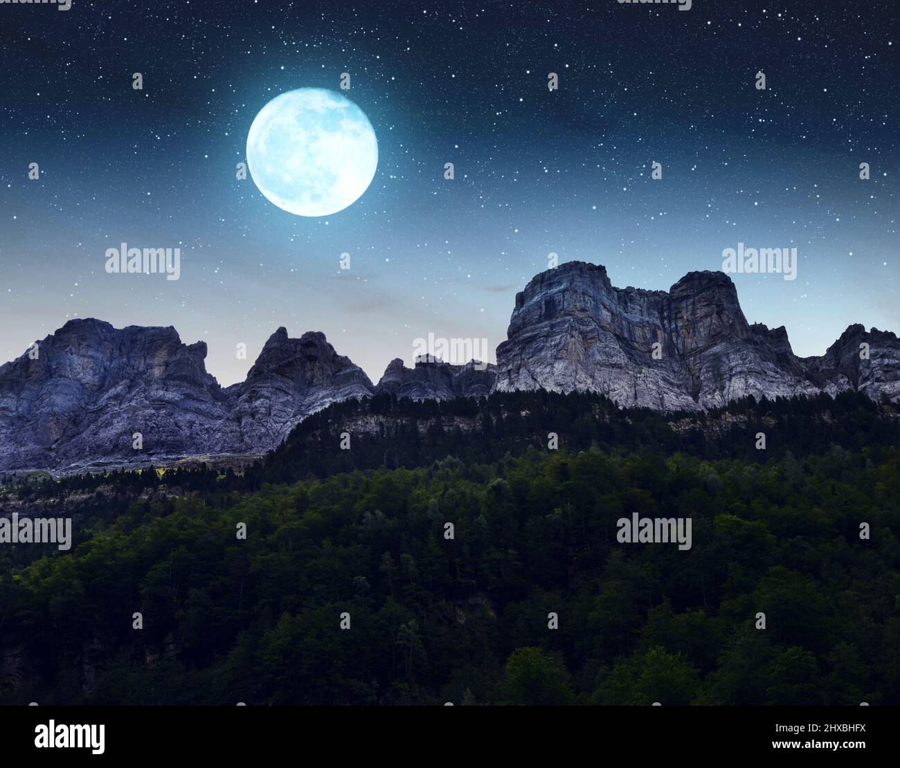 Paisaje de montaña en el cielo nocturno con luna. Parque Nacional de Ordesa y Monte Perdido, Huesca, Aragón, España. Foto de stock