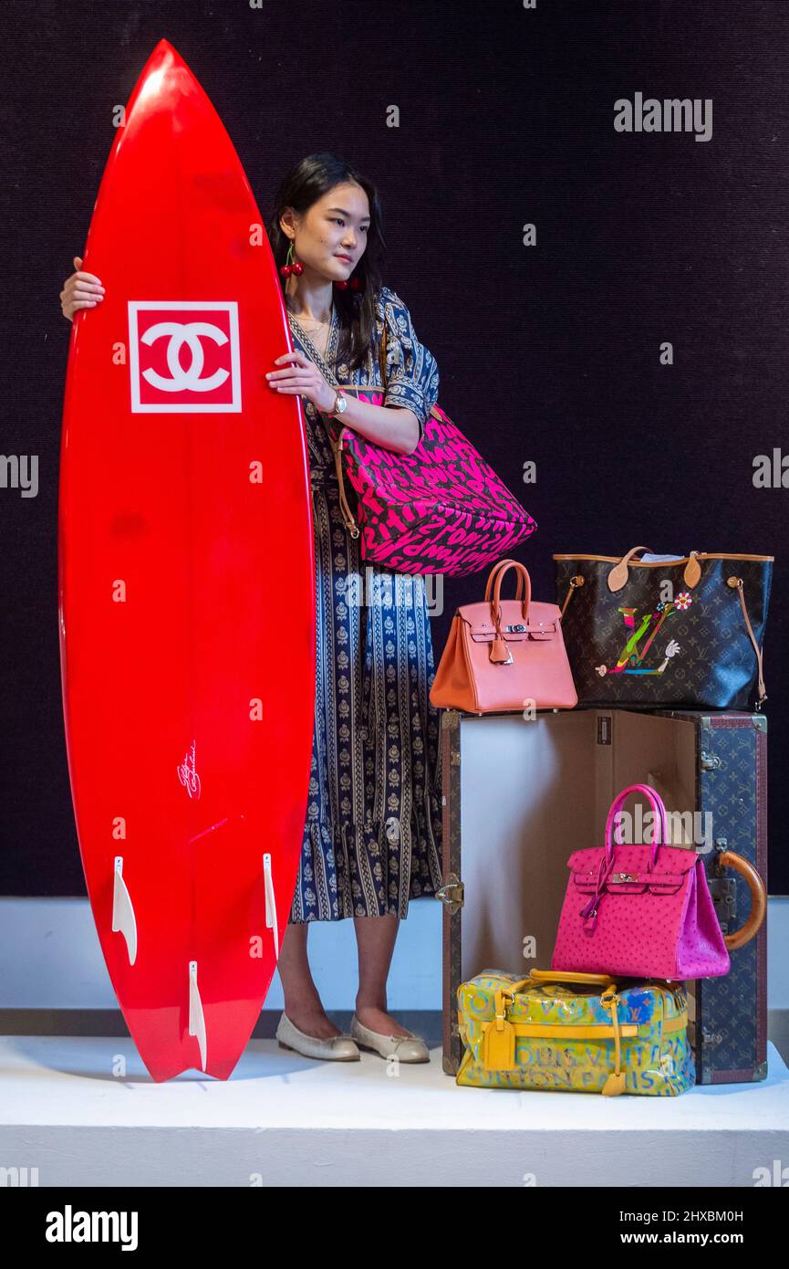 Tabla de surf chanel de fibra de carbono roja con tres quillas