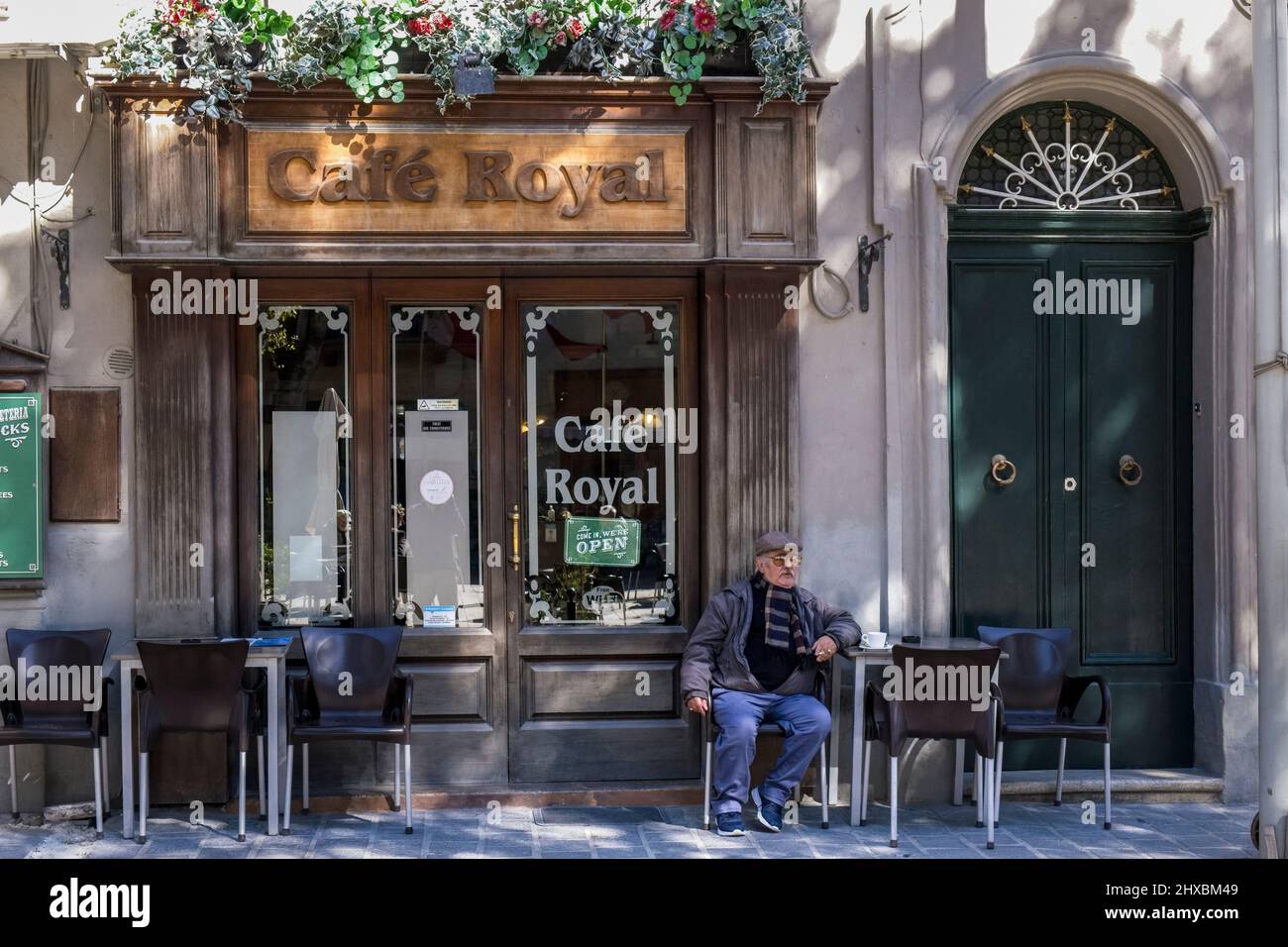 Un hombre local tomando una taza de café relajante en el Café Royal, Victoria, Gozo, Malta Foto de stock
