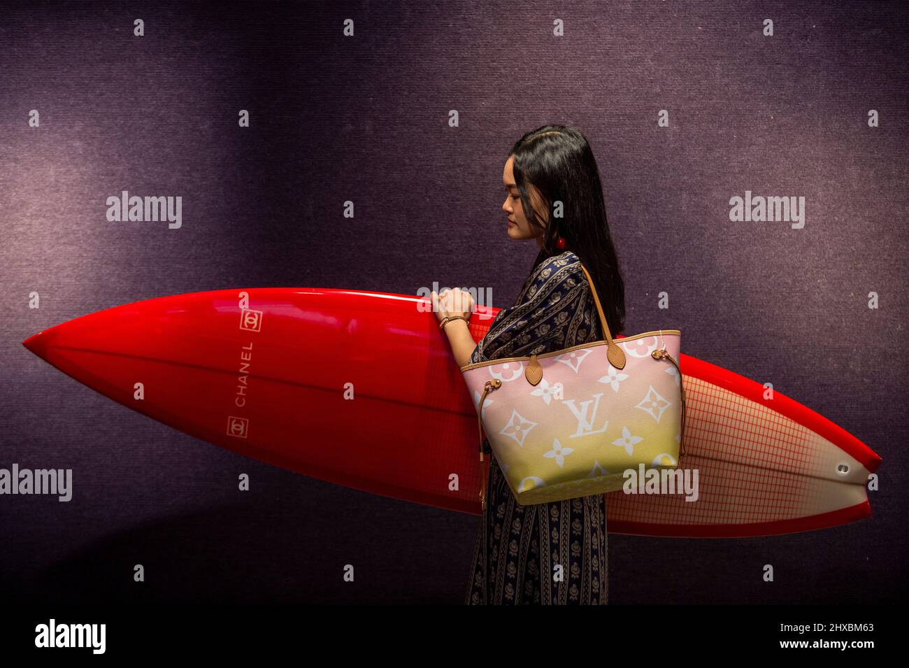 Tabla de surf chanel de fibra de carbono roja con tres quillas